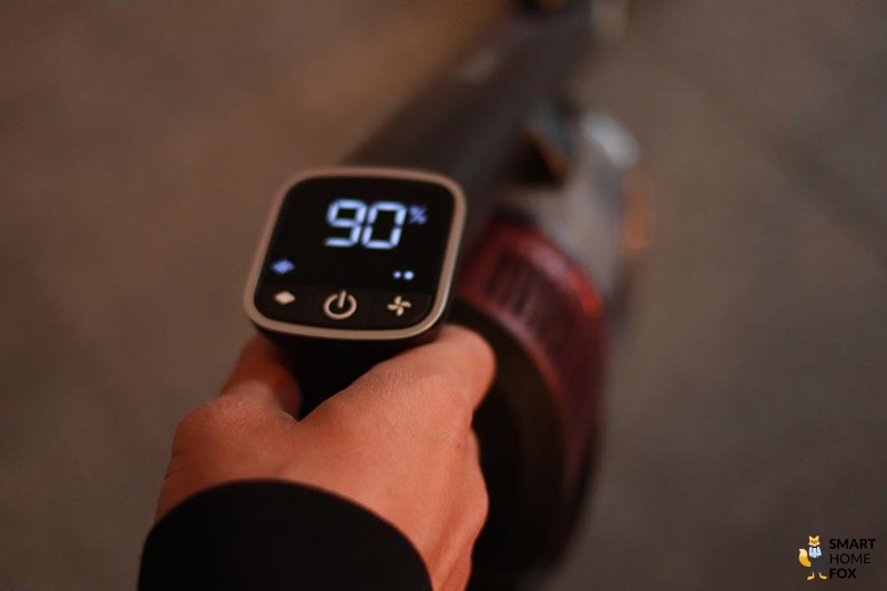 You can see the operation of the Shark Anti Hair Wrap Flexology buttons.